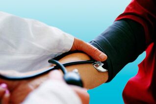 Με τη μέτρηση της αρτηριακής πίεσης με τονόμετρο, ένας γιατρός μπορεί να ανιχνεύσει υπέρταση σε έναν ασθενή.